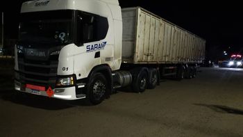 El camión apareció pasada la medianoche en un lugar rodeado de viviendas y tuvieron que intervenir los Bomberos de Santa Cruz. El camión apareció pasada la medianoche en un lugar rodeado de viviendas y tuvieron que intervenir los Bomberos de Santa Cruz.