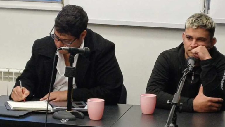 Alexis Maximiliano Smith (derecha) quedó imputado por homicidio agravado por uso de arma de fuego en Trelew, con seis meses de prisión preventiva. Alexis Maximiliano Smith (derecha) quedó imputado por homicidio agravado por uso de arma de fuego en Trelew, con seis meses de prisión preventiva.