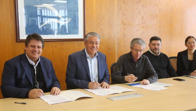 Mariano Gaido y Rolando Figueroa junto a autoridades de CALF y los clubes deportivos. Mariano Gaido y Rolando Figueroa junto a autoridades de CALF y los clubes deportivos.