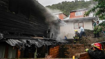 san martin: vecinos y bomberos se unieron y apagaron un incendio
