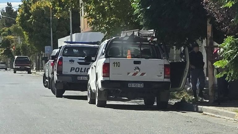 El EPEN y la Policía desconectando a un vecino de la luz en la calle San Martín.