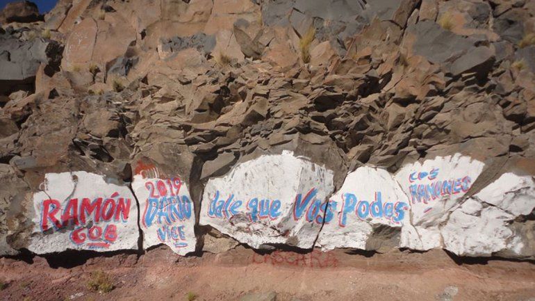 Polémica: pintaron rocas de la Ruta 40 con consignas políticas