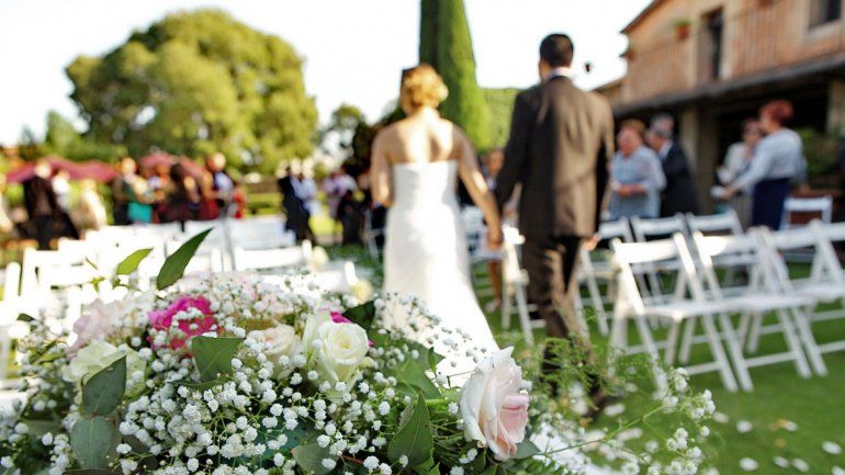 En Neuquén hay 11 oficiales del Registro Civil. No tienen descanso y van de fiesta en fiesta fuera del Registro.