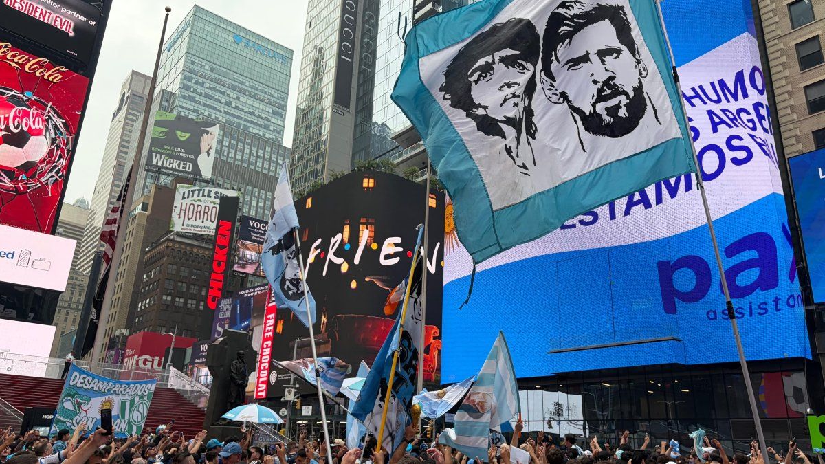 LM Neuquén en el último banderazo de la Selección Argentina antes de enfrentar a España
