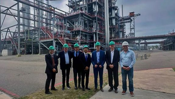 Empresarios japoneses en la PIAP, de Arroyito, con el ministro de Infraestructura, Rubén Etcheverry.