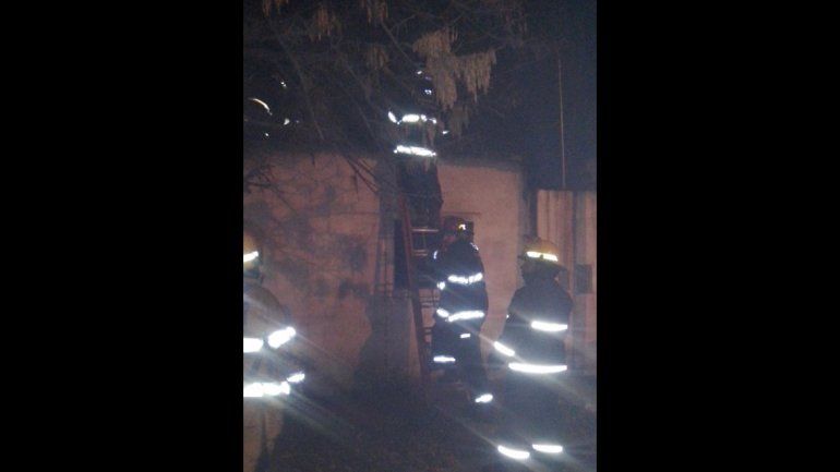 Se incendió una casa cerca de una estación de servicio