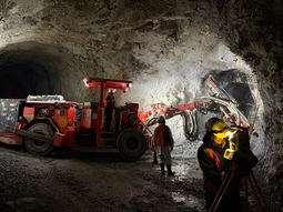 Desarrollo subterráneo en Paloma: La rampa avanza a pesar de los retrasos iniciales por soporte de portal y shotcrete. Foto: www.cerradogold.com Desarrollo subterráneo en Paloma: La rampa avanza a pesar de los retrasos iniciales por soporte de portal y shotcrete. Foto: www.cerradogold.com