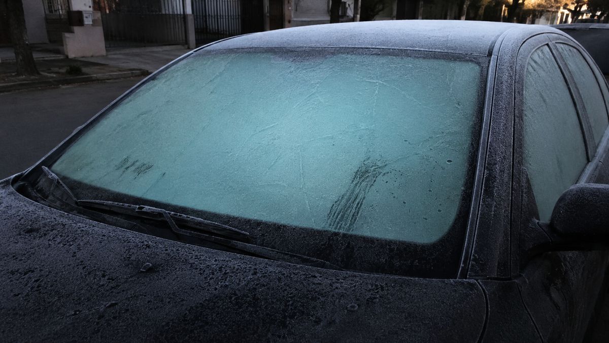 Escarcha en el auto: cómo quitarla en pocos minutos y el error que muchos cometen