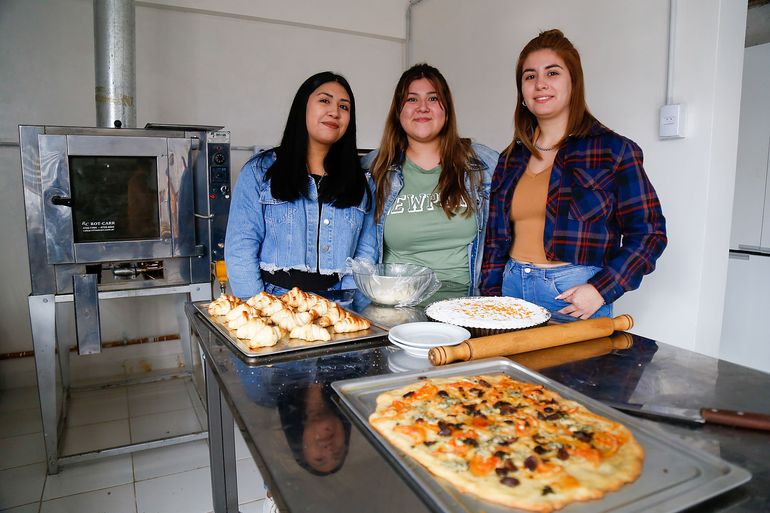 Natalia Albarrán, Paula Biava e Ivana Cornacchioli, alumnas que hace unos años atrás junto a otras compañeras tuvieron la idea de crear una panadería dentro de la escuela para vender el pan a otras escuelas y a la comunidad como forma de obtener ingresos para ayudar al establecimiento educativo.
