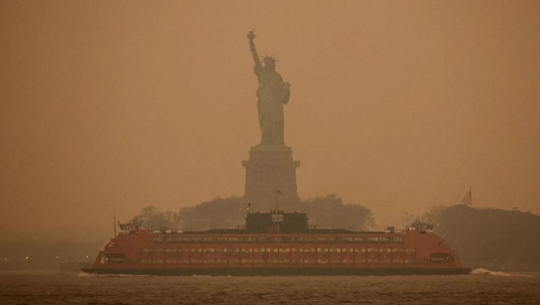 El humo envolvió Nueva York y redujo considerablemente la visibilidad. El humo envolvió Nueva York y redujo considerablemente la visibilidad.