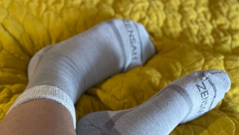 Dormir con los pies abrigados facilita la conciliación del sueño y mejora su calidad, según estudios clínicos. Dormir con los pies abrigados facilita la conciliación del sueño y mejora su calidad, según estudios clínicos.