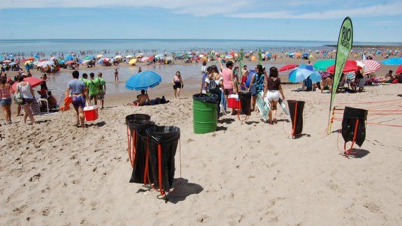 No todos los visitantes de Las Grutas utilizan los tachos de basura.