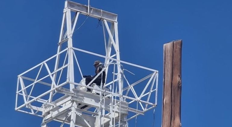 Conmoción en Plaza Huincul: monotributista amenaza con lanzarse desde la torre de YPF