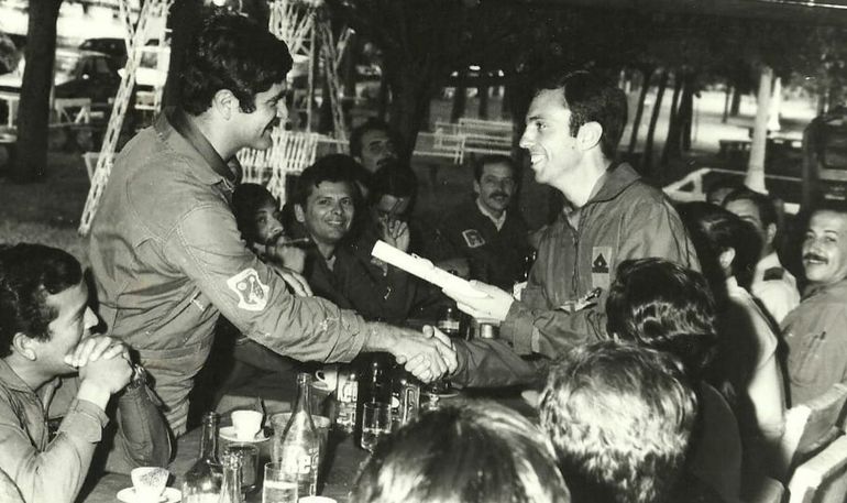 El primer teniente Jorge Roco y De Ibañez se conocieron en la Brigada Aérea de Paraná. En la foto, Roco le entrega un diploma al piloto nacido en Las Lajas. 