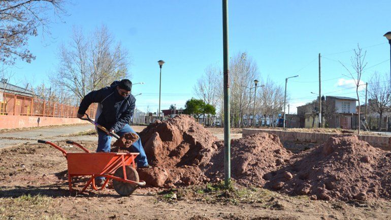 En la plaza de Rohde y Raihue se hacen trabajos de mejoramiento.
