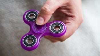 El Fidget Spinners es un juguetito que suele ser recetado por los doctores; los chicos lo llevan a la escuela y se distraen. Dicho aparato ya se vende en la Argentina. Cuesta unos 170 pesos.
