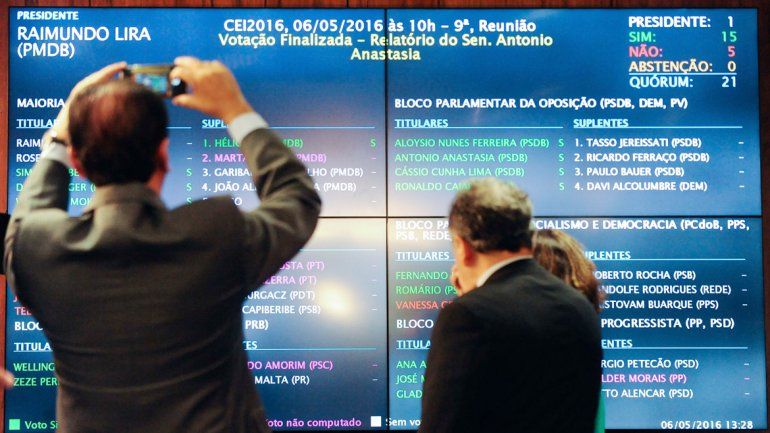 La pizarra que confirma el resultado adverso de la votación para Rousseff.