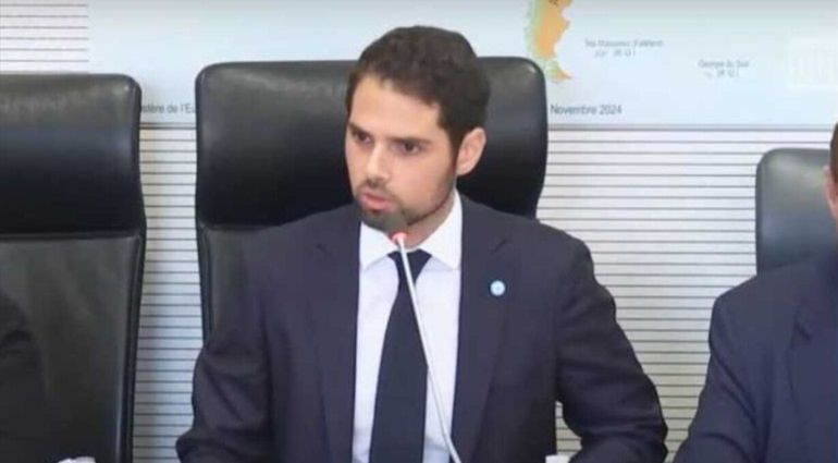 El diplomático se indignó al ver el mapa que mostraba a las Islas Malvinas como parte del Reino Unido.