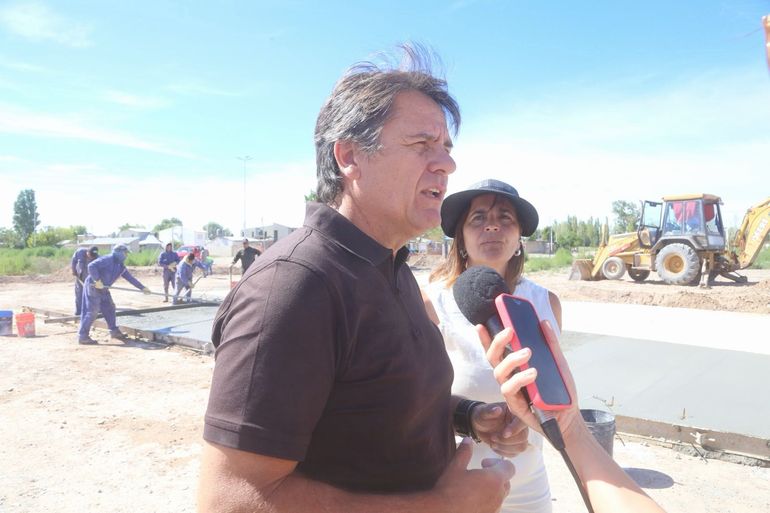 El intendente Mariano Gaido junto a la subsecretaria de Infraestructura y Mantenimiento, Mariel Bruno.