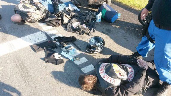 Dos motoqueros reducidos por la policía ayer en Luján, luego del violento tiroteo. Dani la Muerte se encargaba de la seguridad de Fort.