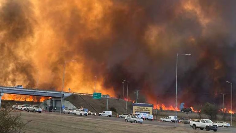 Incendio forestal fuera de control en Córdoba: las llamas cortaron la ruta a Carlos Paz