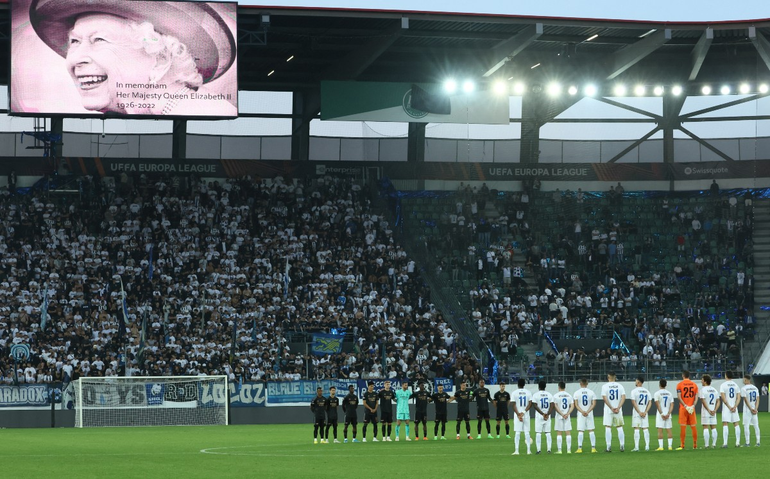 El minuto de silencio en el partido entre Zurich y Arsenal que se jugó este jueves.
