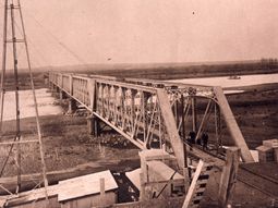 El puente ferroviario, obra clave para la región. Fuente Archivo Digital de Cipolletti El puente ferroviario, obra clave para la región. Fuente Archivo Digital de Cipolletti