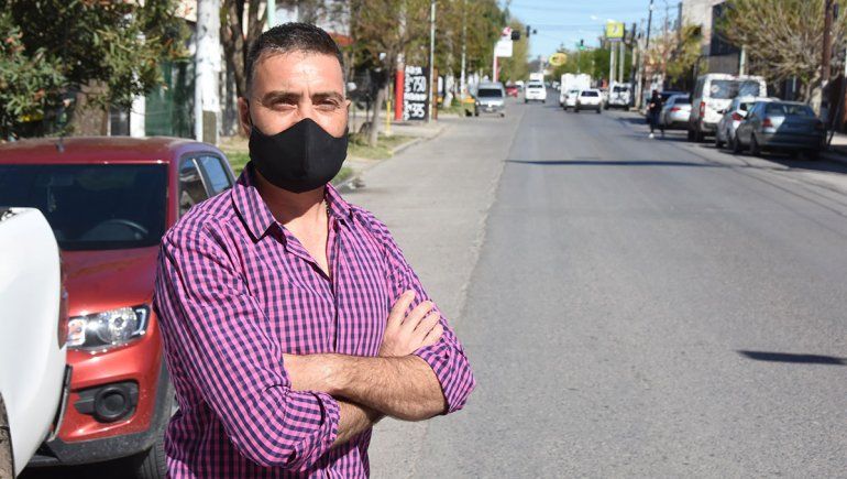 Ariel dejó la chacra y usó las máquinas para desinfectar junto a su hijo la ciudad durante la pandemia del coronavirus.