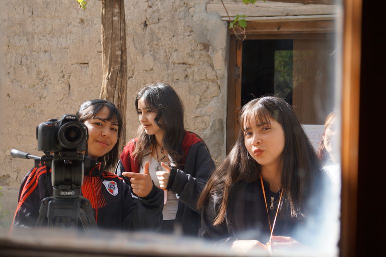 Estudiantes del CPEM 80 de Chos Malal durante el rodaje del cortometraje de ficción