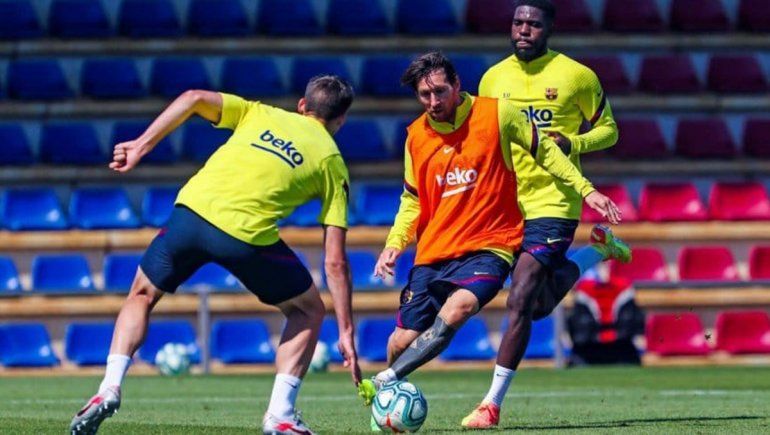 ¿A qué hora juega Messi en busca de su gol 700 y qué canal lo pasa?