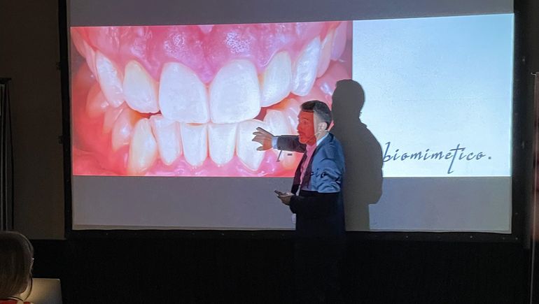 Cofré divide su tiempo entre la atención clínica en su consultorio ubicado en el corazón de Recoleta, en la ciudad de Buenos Aires, y su otra gran vocación: la enseñanza. Es especialista en estética dental, especialista en entubocomaxilar, y fellow del International Team for Implantology (ITI).