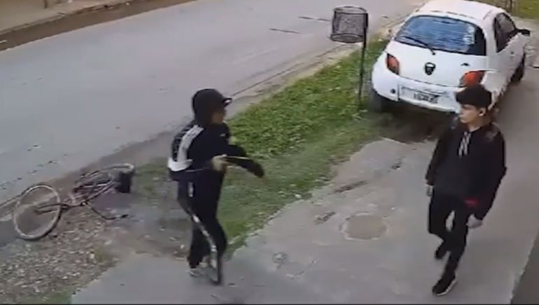 Video: un adolescente se resistió a un robo y el delincuente le disparó