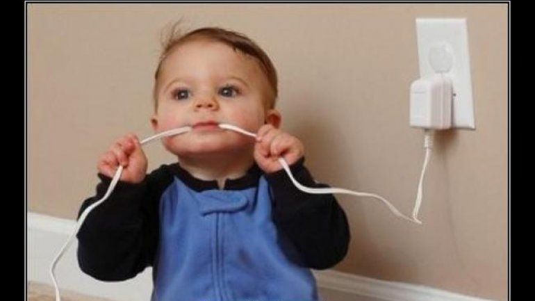 Una nena de 2 años murió al chupar el cargador del celu