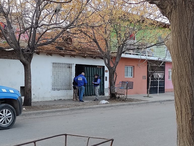 Personal de Delitos realiza allanamientos en Confluencia por el intento del robo al cajero del Banco Macro. Personal de Delitos realiza allanamientos en Confluencia por el intento del robo al cajero del Banco Macro.