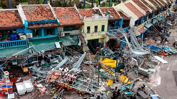 Los fuertes vientos arrasaron viviendas y comercios.