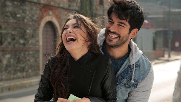 Burak Özçivit (Kemal) y Neslihan Atagül (Nihan) son los protagonistas del nuevo enlatado de Telefe.&nbsp;