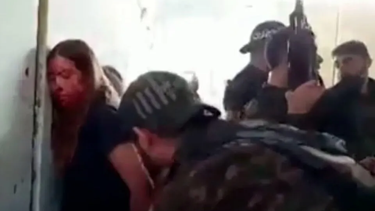 Dramático momento en que secuestran a las jóvenes israelíes. Dramático momento en que secuestran a las jóvenes israelíes.