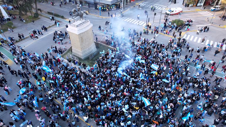 El Monumento se colmó de hinchas que festejaron el triunfo albiceleste.&nbsp;