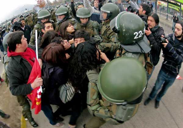 Disturbios y detenidos en marcha de estudiantes en Chile