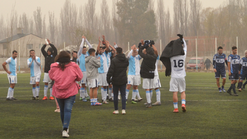 El saludo de los jugadores de La Amistad a su gente. El saludo de los jugadores de La Amistad a su gente.
