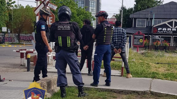 Dos ladrones prófugos tenían una batería robada al ser detenidos