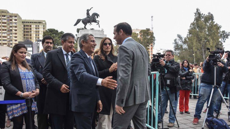 Horacio Quiroga saluda a a Omar Gutiérrez durante el acto por un nuevo aniversario de la capital.