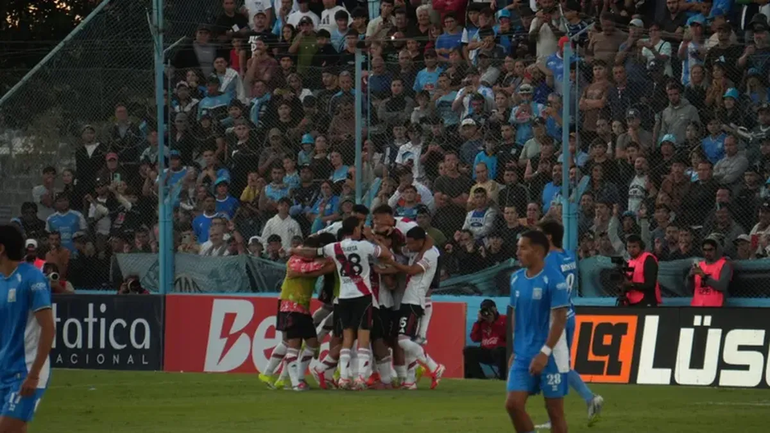 Con varias polémicas: River le ganó a Estudiantes de Río Cuarto y el árbitro fue el protagonista de la noche