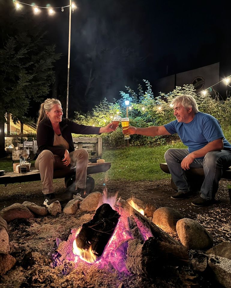 La Polaca y Diego en el fogón, brindando y resistiendo. La Polaca y Diego en el fogón, brindando y resistiendo.