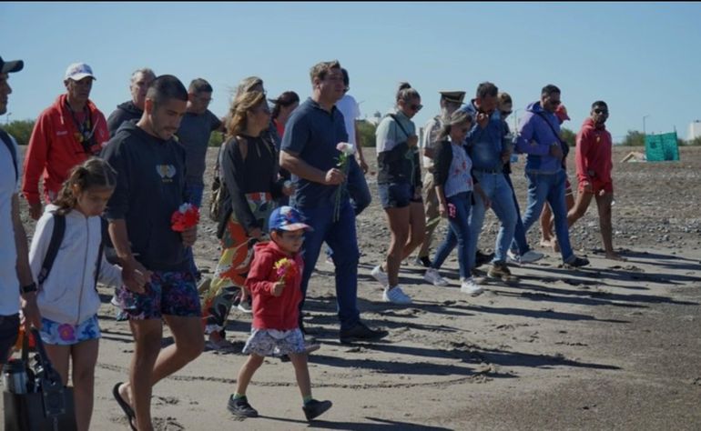Suelta de flores en el lugar donde Matías Gensana dio la vida para salvar a dos nenes que se ahogaban en el mar. Suelta de flores en el lugar donde Matías Gensana dio la vida para salvar a dos nenes que se ahogaban en el mar. 