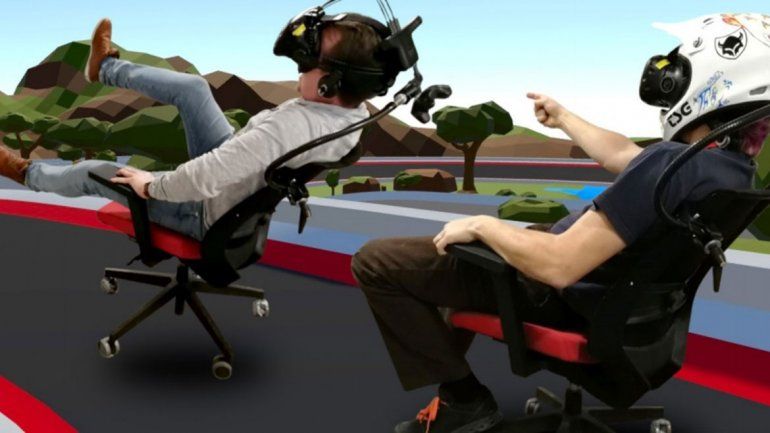 Modifican una silla de oficina para jugar carreras en realidad virtual
