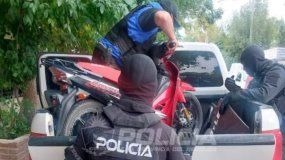 Los allanamientos que se realizan a diario también favorecen el hallazgo de motos robadas. | LM Neuquen Los allanamientos que se realizan a diario también favorecen el hallazgo de motos robadas.
