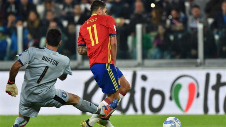 El arquero italiano le erró a la pelota y Vitolo puso el 1-0 parcial.