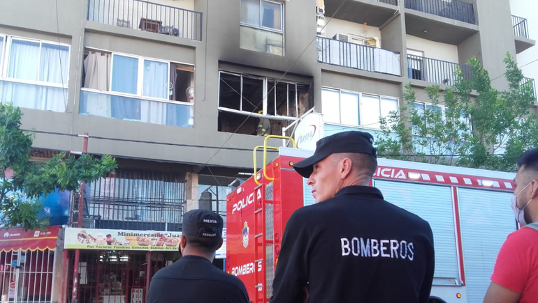 Explosión e incendio en un edificio puso en alerta al Bajo
