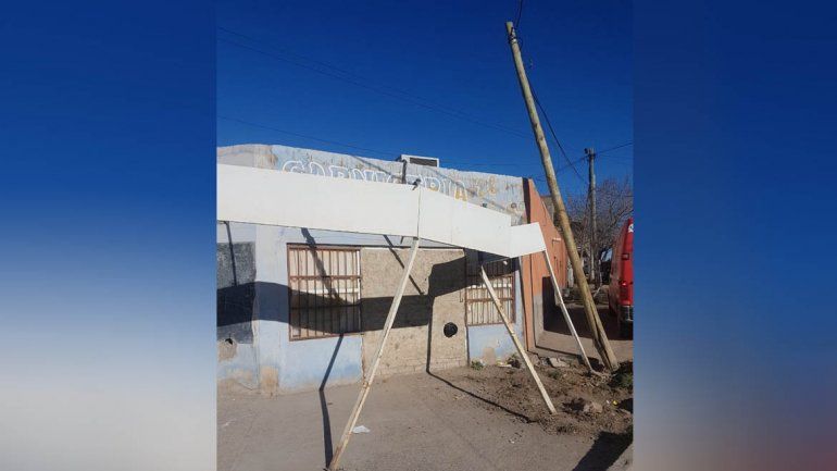 Un poste evitó que el acoplado de un camión se metiera en una casa